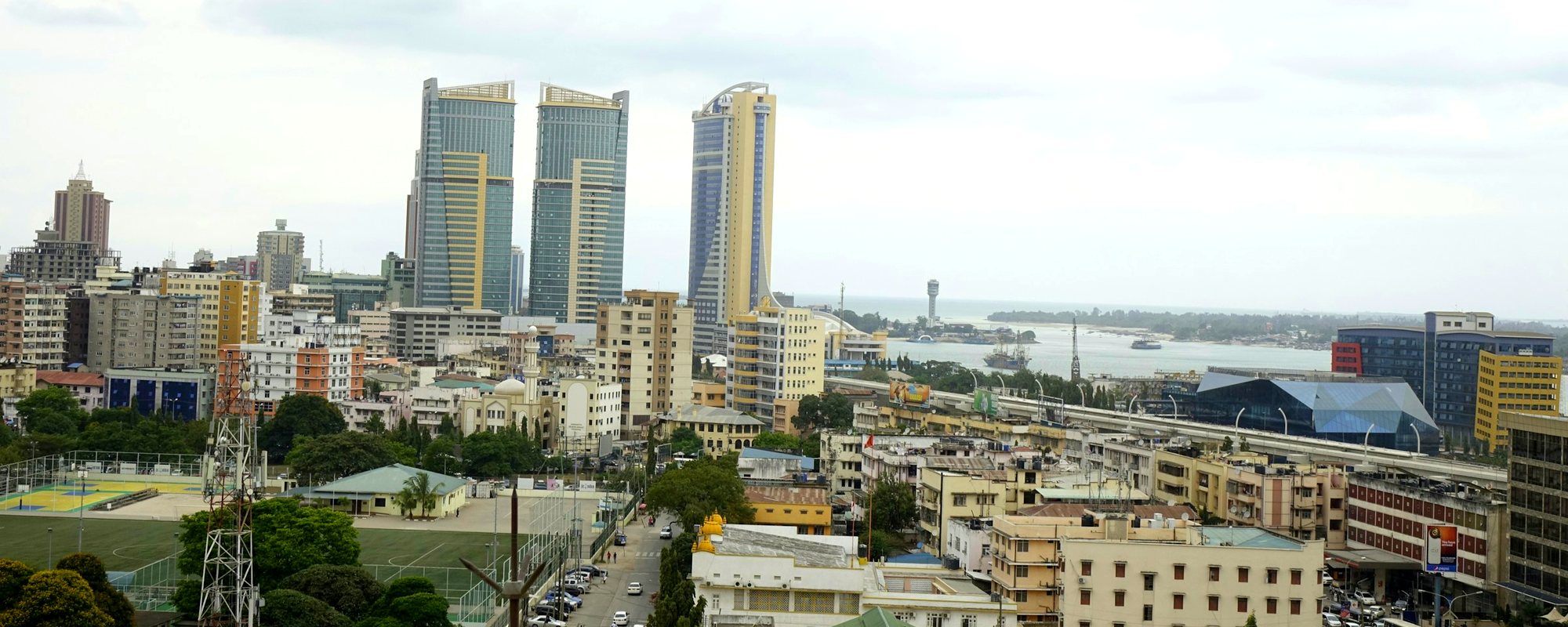 Vue du quartier du Plateau à Abidjan et de la lagune Ébrié